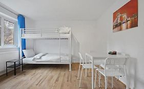 Aplacetostay Central London Apartment, Zone 1 Car